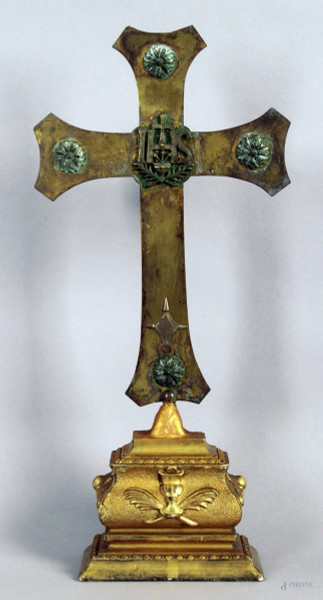 Croce in metallo dorato su base in legno, altezza cm. 45, primi &#39;900.