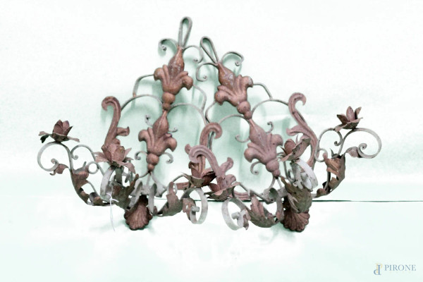 Coppia di appliques in ferro battuto a tre luci, arte fiorentina XX sec,h. 58 cm.