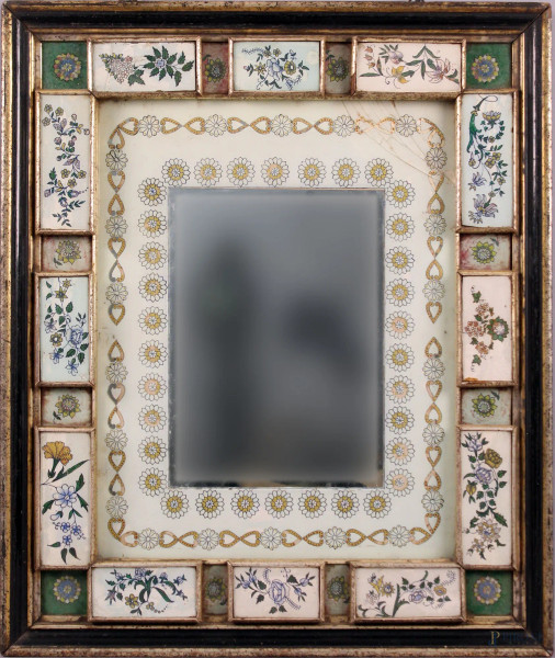 Specchiera in legno ebanizzato e dorato con applicazioni in vetro decorato a motivi floreali, primi &#39;900, cm 72x62.