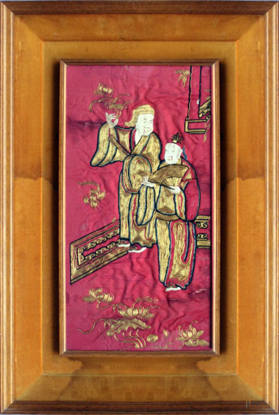 Frammento di antico drappo in seta, Cina, seconda met&#224; del XVIII sec., cm 52 x 27, in teca.