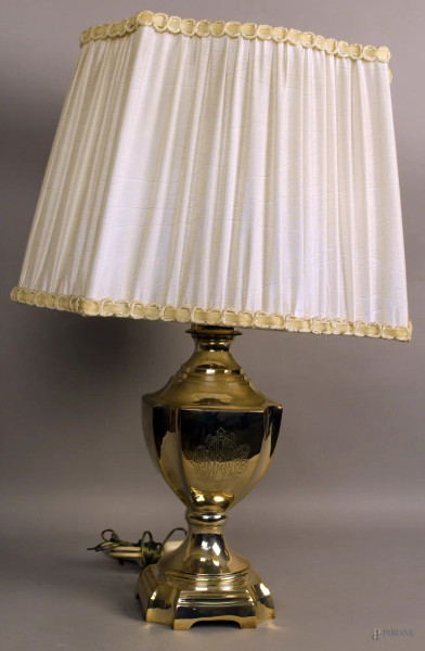 Lampada in metallo argentato con particolari incisi, h. 67 cm.