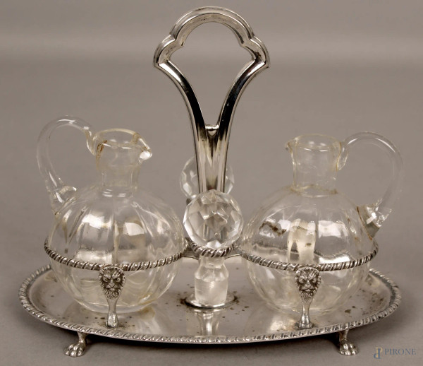 Oliera da tavola in argento completa di bottiglie in cristallo.
