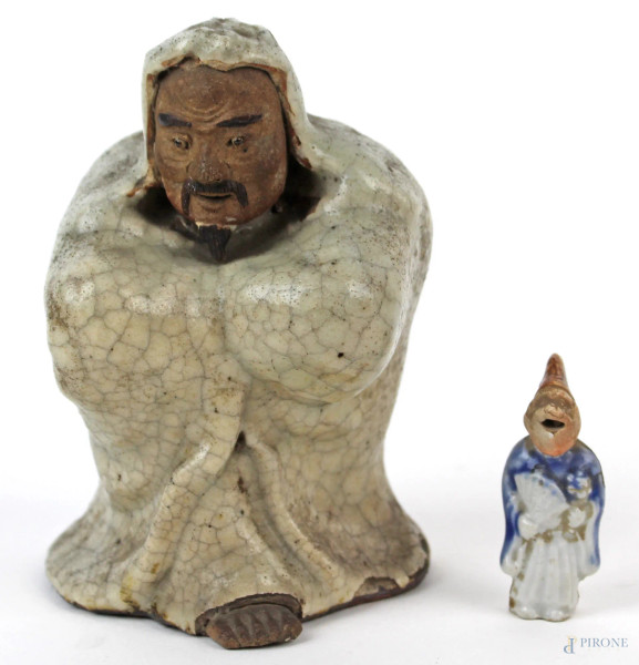 Lotto di due figure orientali in ceramica policroma, altezza max cm 13, XX secolo.