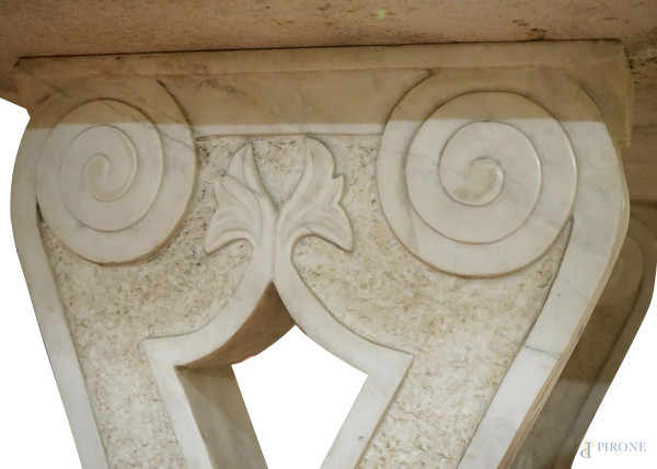 Tavolo con piano rettangolare in marmo policromo con decori geometrici e due scacchiere, poggiant...
