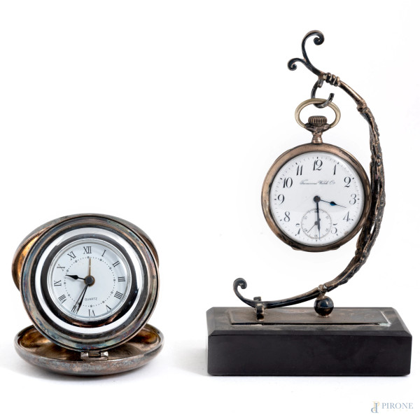 Lotto di due orologi da tasca e un portaorologio con struttura in argento, misura massima cassa diametro cm 7,5, (difetti, da revisionare)