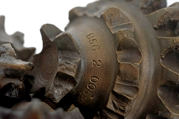 Scultura a forma di punta di trivella petrolifera, in metallo brunito, base in legno, altezza cm ...