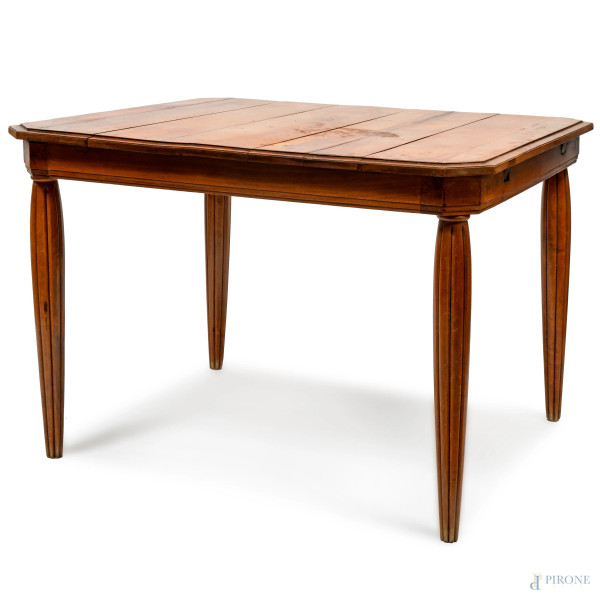 Tavolo in legno di noce con gambe scanalate con due prolunghe (cm 30 cad.), cm 73,5x98x109 (privo di prolunghe), XX secolo, (difetti)