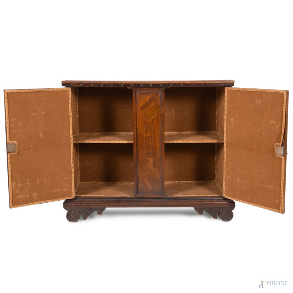 Credenza in noce a due sportelli in noce con modanature e intarsi al fronte, XVIII-XIX secolo, cm...
