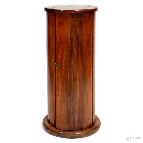 Mobiletto in noce di forma cilindrica su piedistallo circolare, XX secolo, cm 90x42, (segni di usura, scalfiture, graffi, difetti)