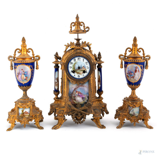 Trittico da camino con orologio in bronzo dorato e porcellana decorata nei toni del blu e dell'oro con scene cortesi, XIX secolo, altezza cm 40, (segni di usura, ossidazione, lievi difetti)