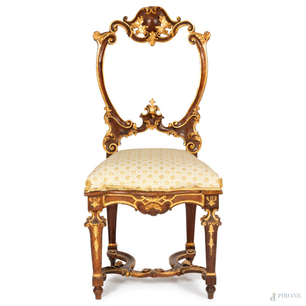 Sedia in legno intagliato e dorato, con ricca decorazione a volute e elementi fogliati a rilievo, XIX secolo, cm 115x53x55,  (segni di usura, graffi, scalfiture, difetti)