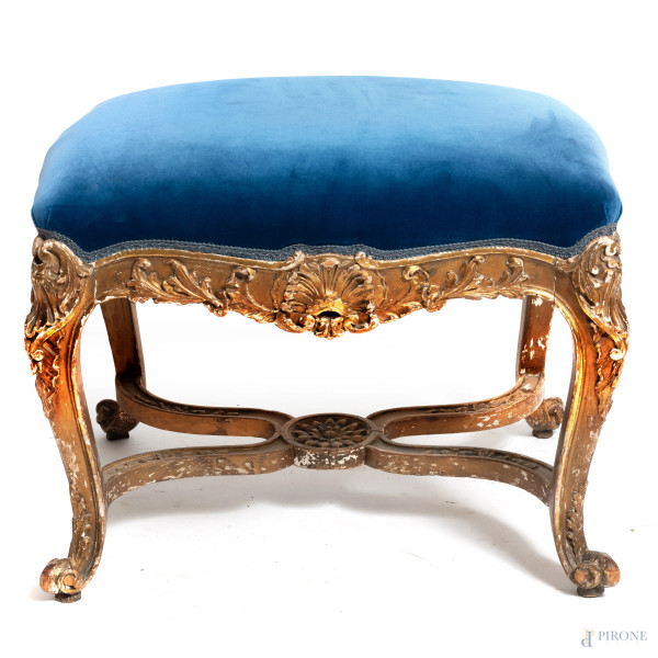 Panchetta in legno intagliato e dorato con seduta imbottita e rivestita in velluto blu, XIX secolo, cm 49x61x46, (segni di usura, scalfiture, perdite di doratura, difetti)