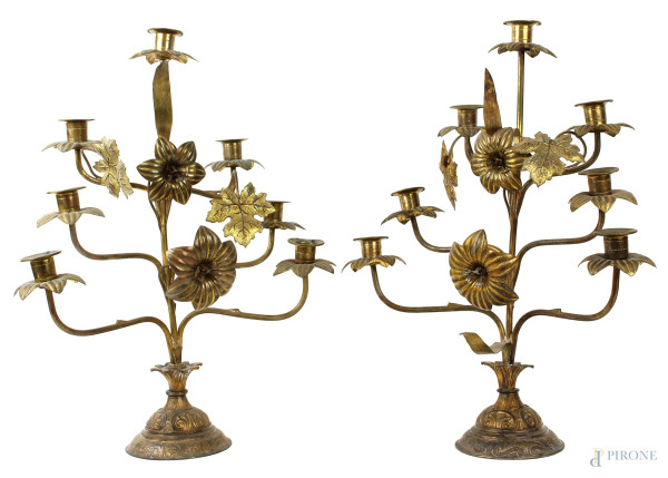 Coppia di candelabri in metallo dorato, XIX secolo, a sette bracci portacandele realizzati a foggia di mazzi di fiori, base circolare, cm h 44,5, (lievi difetti)