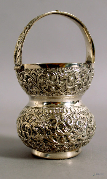 Secchiello in argento sbalzato e cesellato a motivi di fiori, XIX secolo, altezza 10 cm.