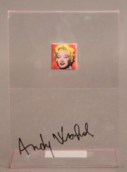 Marilyn Monroe, multiplo polimaterico applicato su base in plexiglass, cm 2 x 2.