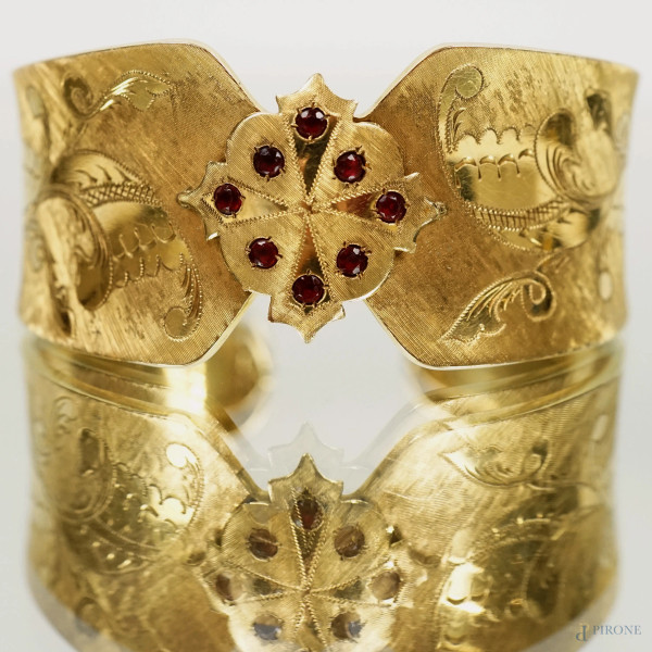 Bracciale rigido in oro 18 kt impreziosito da rubini incastonati, decori incisi e satinati, peso gr. 28,9