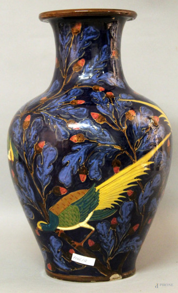 Vaso in maiolica dipinta e smaltata a decoro di pavoni, marcata Fratell T.V. Squarciarelli, h.43 cm, (difetti).