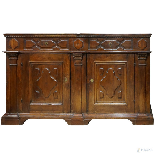 Credenza in legno di noce intagliato, a doppia anta e interno a doppio ripiano, con piano bipartito apribile, XVIII secolo, cm 113,5x216x52, (difetti)