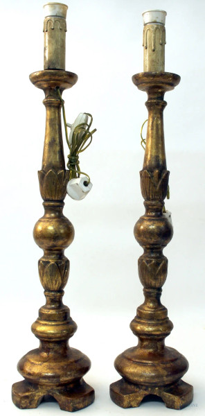 Coppia di candelieri in legno dorato, H 60 cm, fine XIX sec.