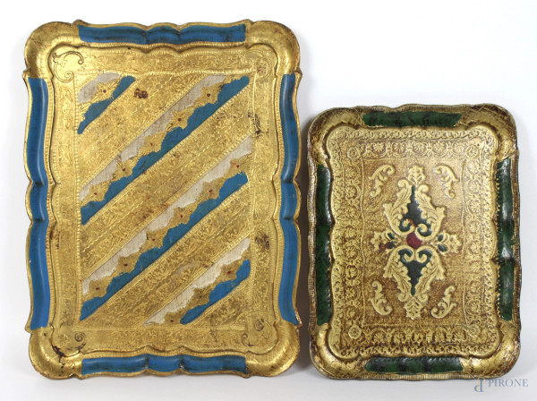 Lotto composto da due vassoi di linea sagomata in legno dorato e dipinto, misure max. 40x31 cm, primi &#39;900.