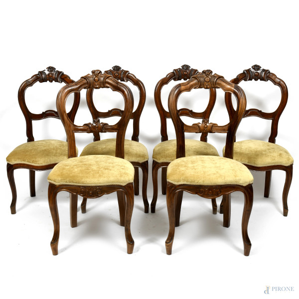 Lotto di sei sedie di diversa fattura in noce intagliato con seduta rivestita in velluto ocra, XIX secolo, misure massime cm 96,5x46,5x46,5, (segni di usura, scalfiture, difetti, fori di tarlo)