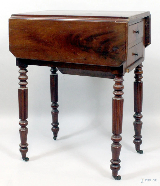 Tavolino a bandelle in mogano a due cassetti ed uno sportello a calatoia, altezza 70x52,5x37 cm, XIX secolo.