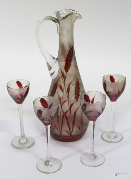 Servizio da liquore in vetro a decoro di fiori composto da una caraffa e quattro bicchieri, primi &#39;900, H 23 cm.
