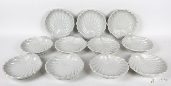 Lotto di undici antipastiere in ceramica smaltata bianca a forma di conchiglia, diametro cm 18, XX secolo