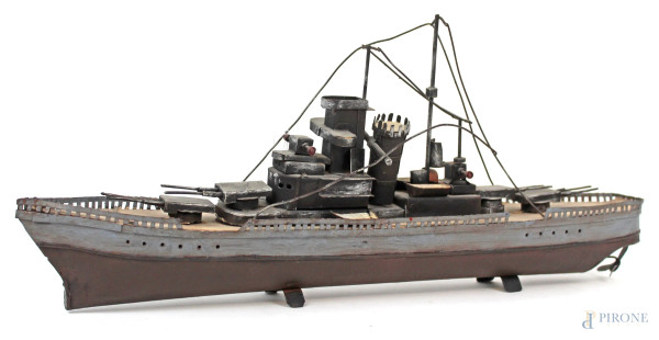 Modellino di nave da guerra 8K583 in rame e ferro battuto, lunghezza cm 45, XX secolo, (difetti).