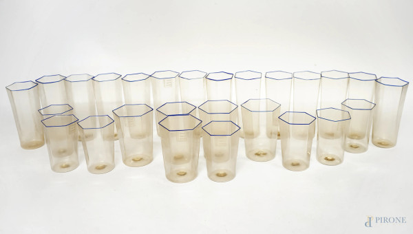 Servizio di bicchieri di Murano, Toso Vetri d'Arte,  XX secolo, con profili blu, composto da 14 bicchieri da cocktail, 5 bicchieri grandi e 7 bicchieri piccoli, h max cm 13, (incompleto)