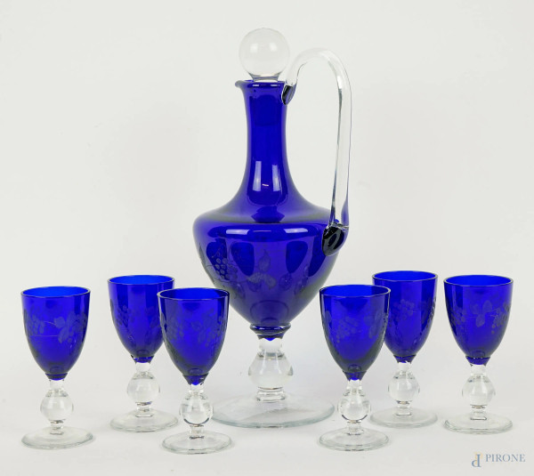 Servizio da liquore in vetro blu cobalto, composto da un versatoio e sei bicchierini, alt. max cm 24, firma  alla base.