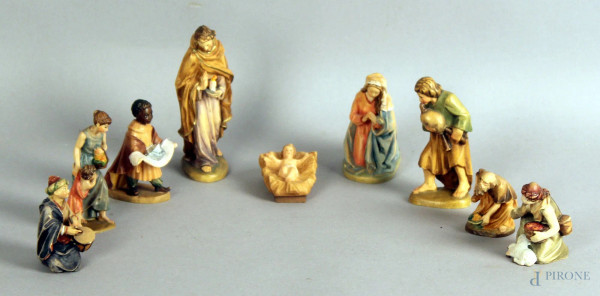 Presepe in legno scoltpito e dipinto, composto da nove personaggi, altezza 11 cm.