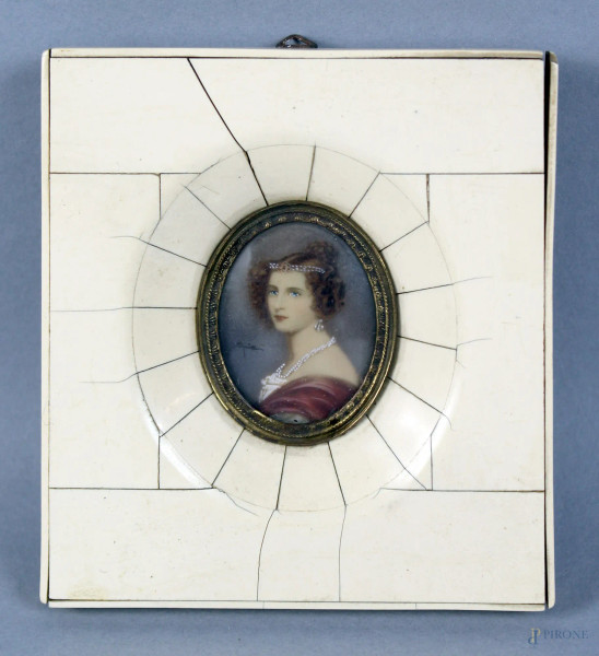 Ritratto di gentildonna, miniatura dipinta ad assetto ovale, cm. 4x3, inizi XX secolo, entro cornice.