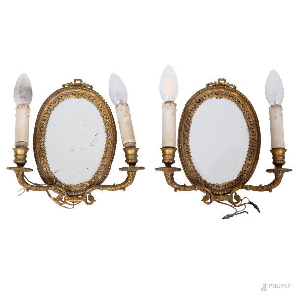 Coppia di appliques in bronzo dorato a due fuochi con specchio ovale, XX secolo, cm 25x25x7, (difetti, segni di usura)