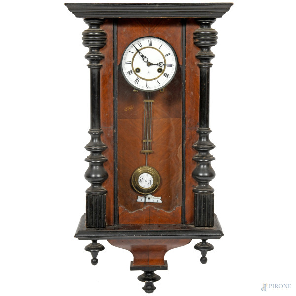 Orologio a pendolo da muro in legno con struttura architettonica arricchita da colonnine tornite, XX secolo, cm 68x40x19, (difetti, da revisionare)
