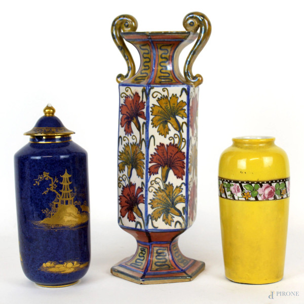Lotto composto da un vaso biansato in ceramica a lustro, un vasetto ed una potiche in porcellana,  altezza max cm 26,5, XX secolo, (difetti).