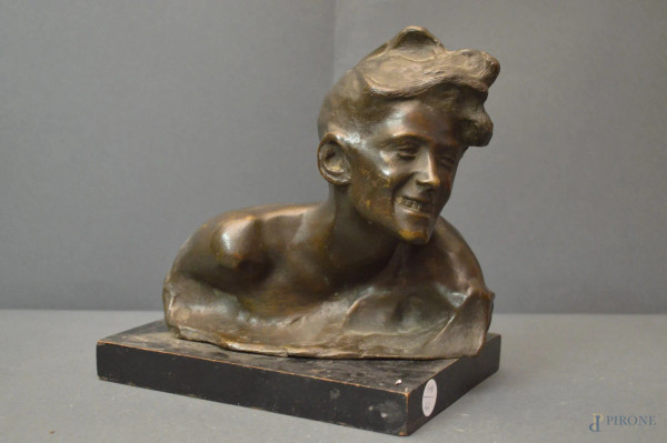 Scugnizzo, scultura in bronzo su base in legno ebanizzato, h. 21 cm.