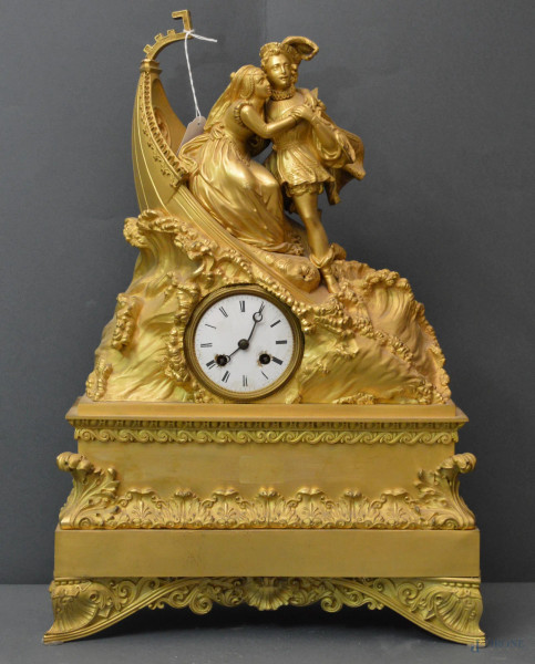 Orologio da camino dell&#39;800 francese in bronzo cesellato e dorato, sormontato da scena romantica con gondola a rilievo, h.54x33x12 cm.