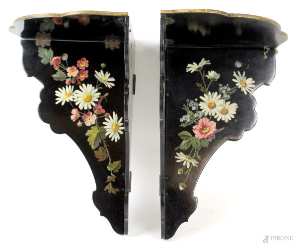 Coppia di mensoline angolari in legno ebanizzato con decori policromi a motivi floreali, cm h24x15x16, richiudibili, inizi XX secolo.