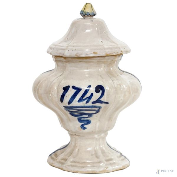 Vaso da farmacia in maiolica policroma con decori a motivi floreali, Italia centrale, datato sul ...