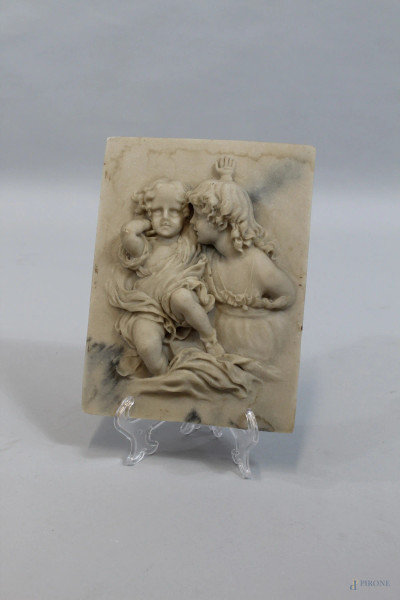 Maternit&#224;, placca ad alto rilievo in alabastro, periodo Liberty, cm. 23,5x17,5.
