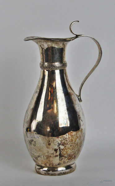 Versatoio in argento cesellato, manico a voluta, altezza cm 30,5, gr. 866