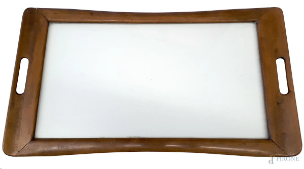 Manifattura italiana, Raro grande vassoio anni 20 in legno di noce sagomato e vetro, cm 44x80