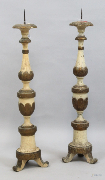 Coppia portaceri in legno laccato e dorato, XIX secolo, cm h 73, (difetti)