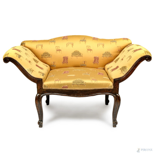 Divano a farfalla con struttura in legno dipinto e seduta e schienale imbottiti e rivestiti in tessuto a fantasia a fondo oro, XIX secolo, cm 85x143x74, (segni di usura, scalfiture, difetti)