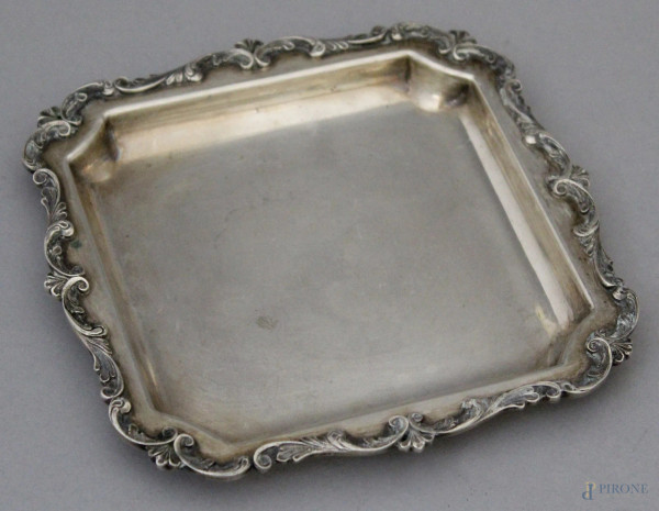 Vassoietto in argento di linea quadrata con bordo lavorato, 16,5x16,5 cm.gr. 218.