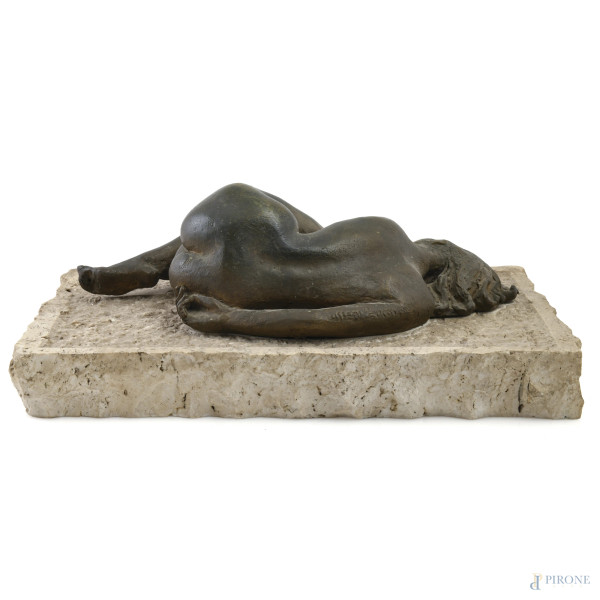 Assen Peikov (1908-1973), Nudo disteso, scultura in bronzo e marmo, cm 15x41x25, firmato al retro, (segni di usura, graffi, scalfiture)