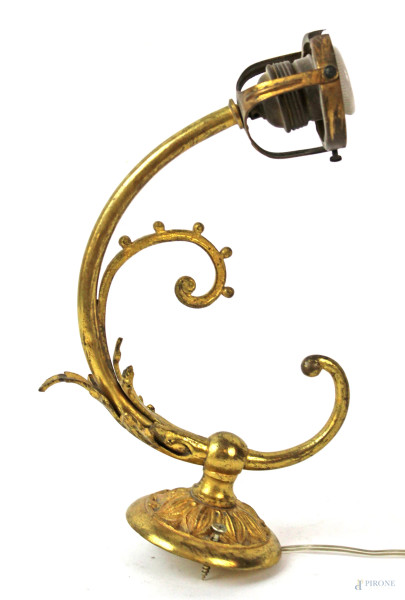 Applique in metallo dorato, con braccio a voluta, lunghezza cm 31,  metà XX secolo, (difetti)