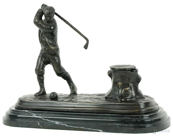 Giocatore di golf, calamaio in bronzo brunito, cm 15x18,5x7, base in marmo, firmato Wellington 1822, (segni del tempo).