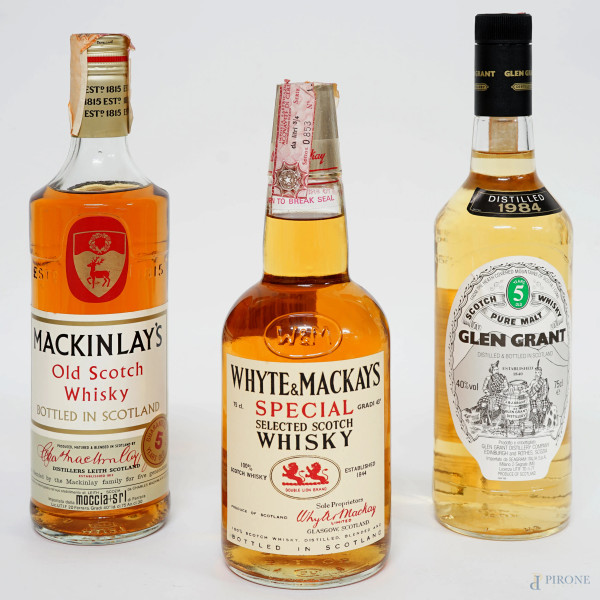 Lotto di tre bottiglie di whisky da 75 cl cadauna, Glen Grant, White&Mackays e Mackinlay's.